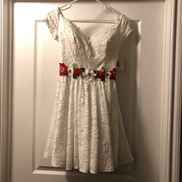 B. Darlin white lace dress (9/10) - Picture 1 of 5